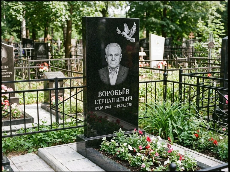 Гравировка голубей на памятник в Пензе — памятник из чёрного гранита с гравировкой