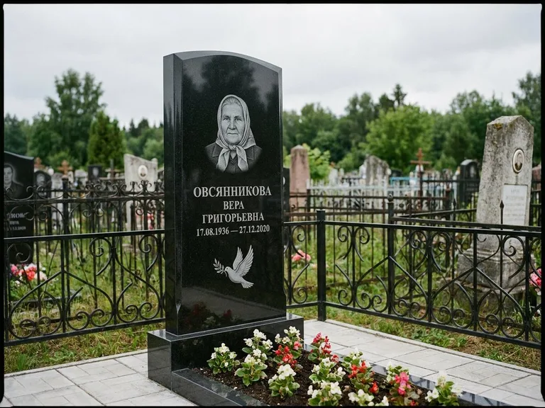 Памятник с гравировкой голубей — гравировка голубя с оливковой ветвью рядом с эпитафией, работа «Овсянникова» в Пензе