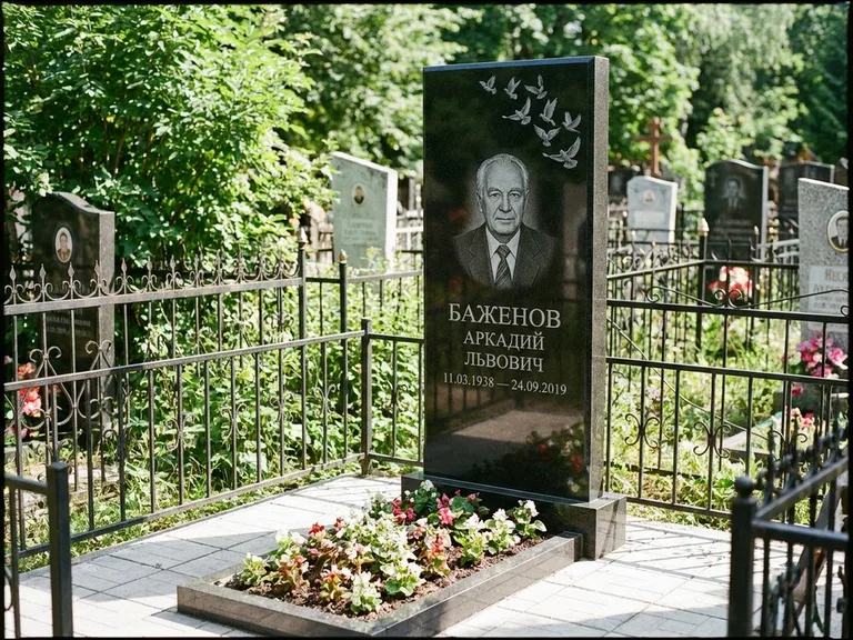 Памятник с гравировкой голубей — гравировка стаи голубей, взлетающей от угла стелы, работа «Баженов» в Пензе