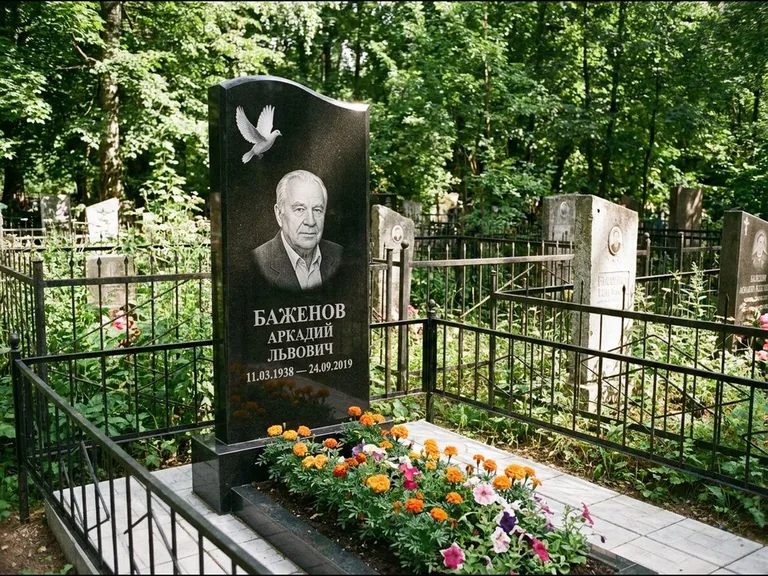 Памятник с гравировкой голубей — белая гравировка взлетающего голубя над портретом, работа «Баженов» в Пензе