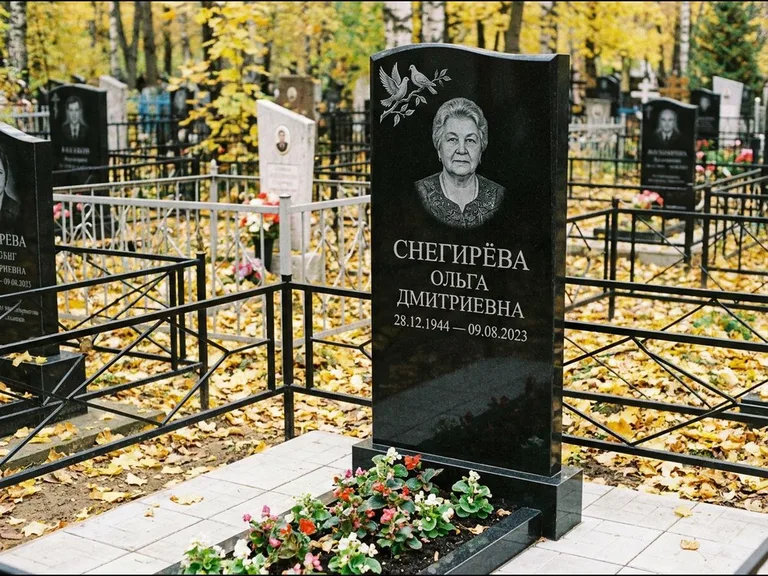 Памятник с гравировкой голубей — гравировка пары голубей на ветке в верхнем углу стелы, работа «Снегирёва» в Пензе