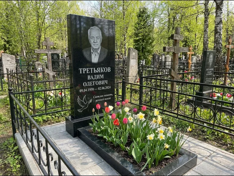 Памятник с гравировкой голубей — гравировка голубя с оливковой ветвью рядом с эпитафией, работа «Третьяков» в Пензе