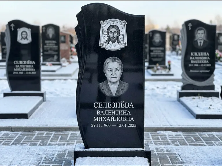 Памятник с гравировкой иконы — Казанская икона Божией Матери на стеле, работа «Одинцов» в Пензе