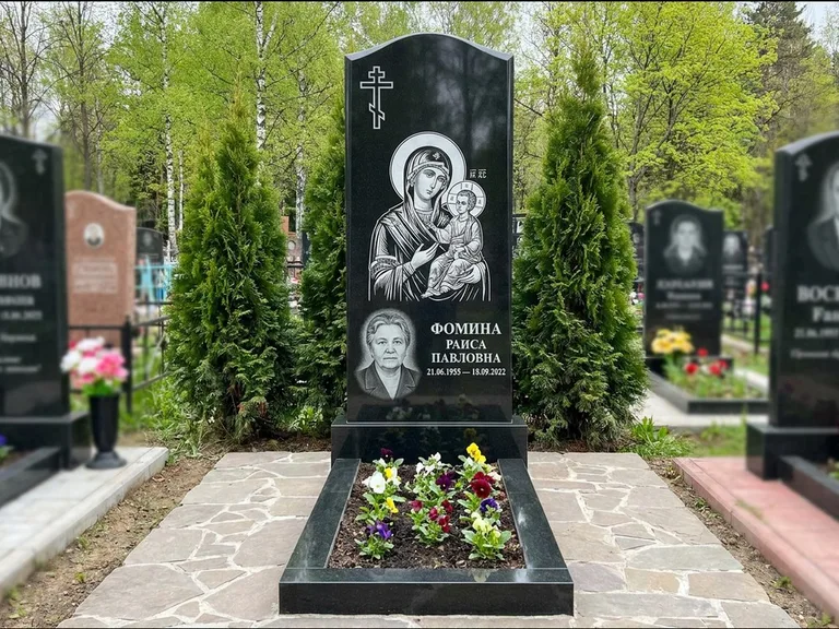 Памятник с гравировкой иконы — икона в резном киоте, работа «Гущин» в Пензе