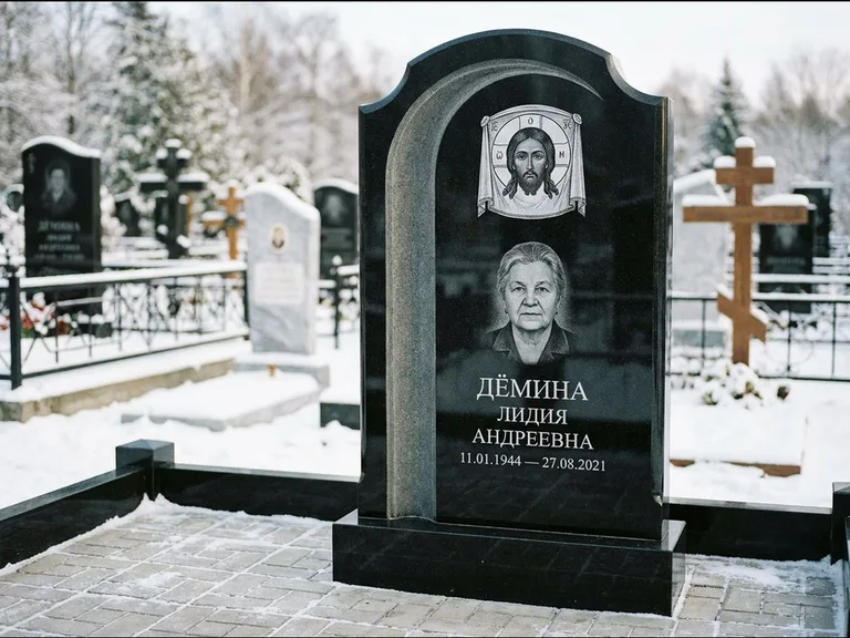 Памятник с гравировкой иконы: гранёный восьмиугольный обелиск с крестом — гравировка Николая Чудотворца, семейный участок с гранитной скамьёй, работа «Зотов» в Пензе