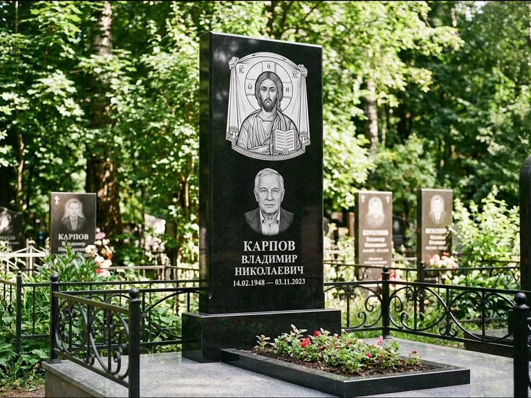 Памятник с гравировкой иконы: широкая двойная семейная стела — золочёный нимб на образе, цветник с красными розами, работа «Воронцова» в Пензе