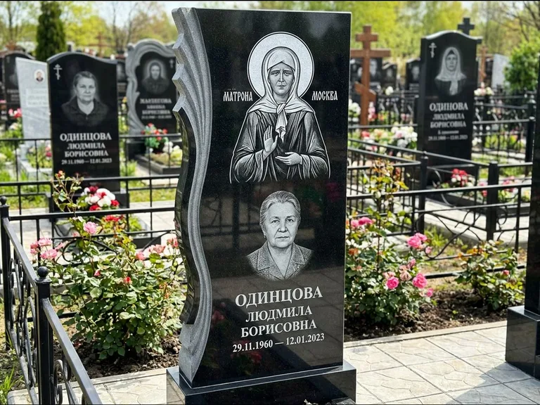 Памятник с гравировкой иконы: ступенчатая двухуровневая стела — Архангел Михаил на стеле, каменная дорожка из плитняка, работа «Одинцов» в Пензе