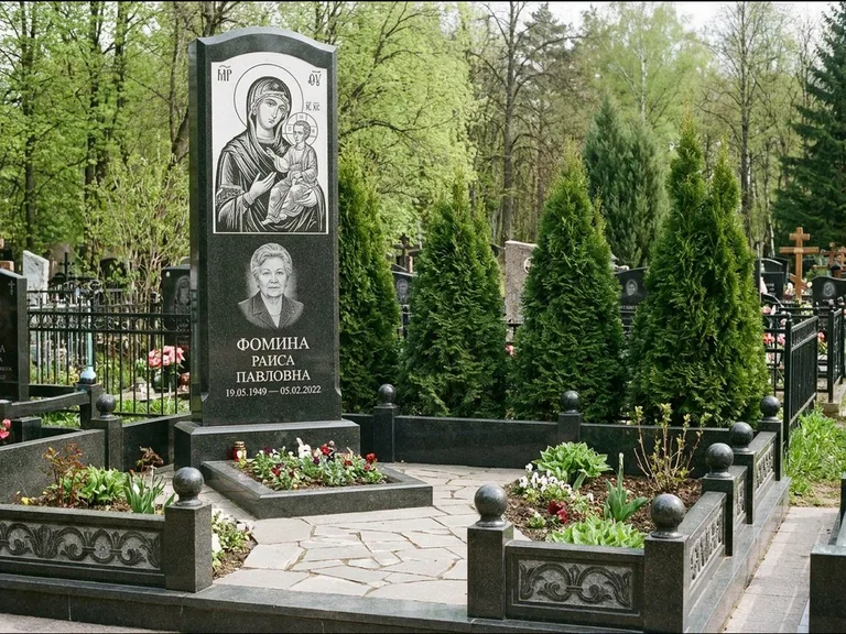 Памятник с гравировкой иконы: высокий гранёный обелиск с крестом-навершием — гравировка образа Матроны Московской, открытый участок без ограды, работа «Третьяков» в Пензе