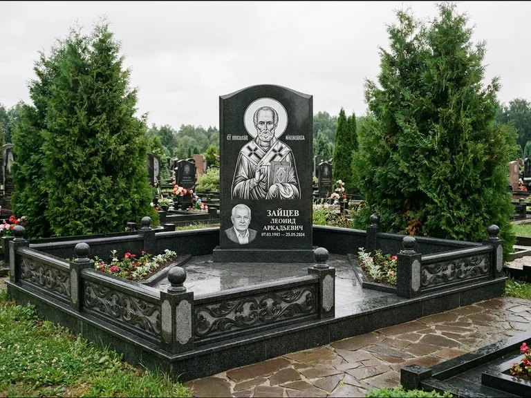 Памятник с гравировкой иконы: стела с гранитным столиком и скамьёй — Архангел Михаил на стеле, семейный участок с плиткой, работа «Верещагина» в Пензе