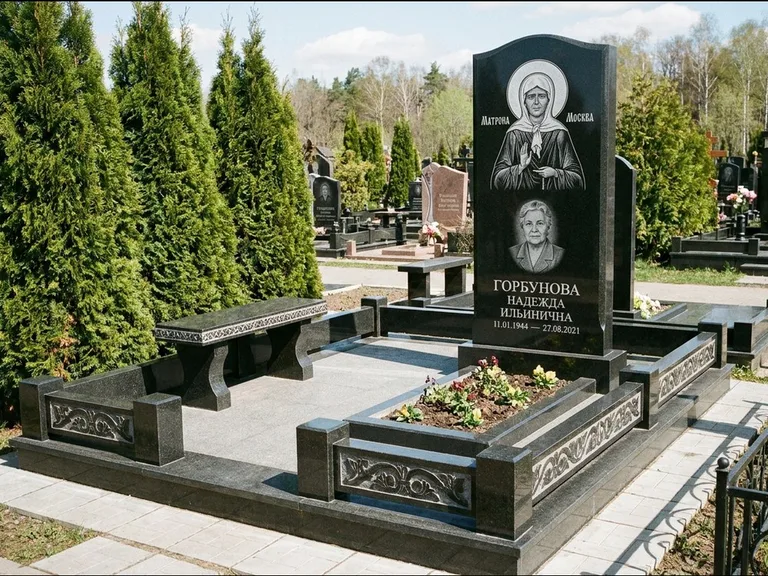 Памятник с гравировкой иконы: стела в форме раскрытой книги с образом — гравировка образа Спасителя, цоколь тёмной плиткой, работа «Зотов» в Пензе