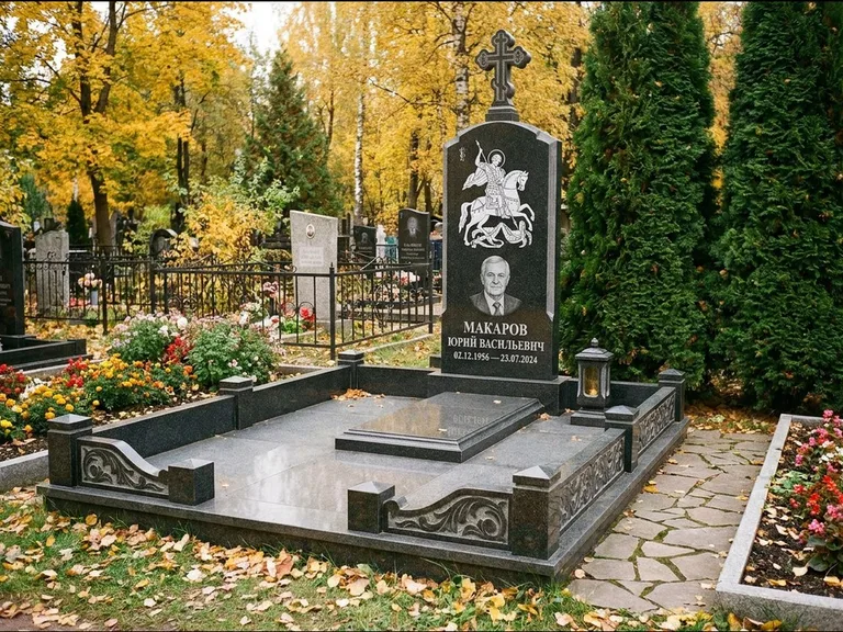 Памятник с гравировкой иконы: ступенчатая трёхуровневая стела — золочёный нимб на образе, дорожка из природного плитняка, работа «Лебедева» в Пензе