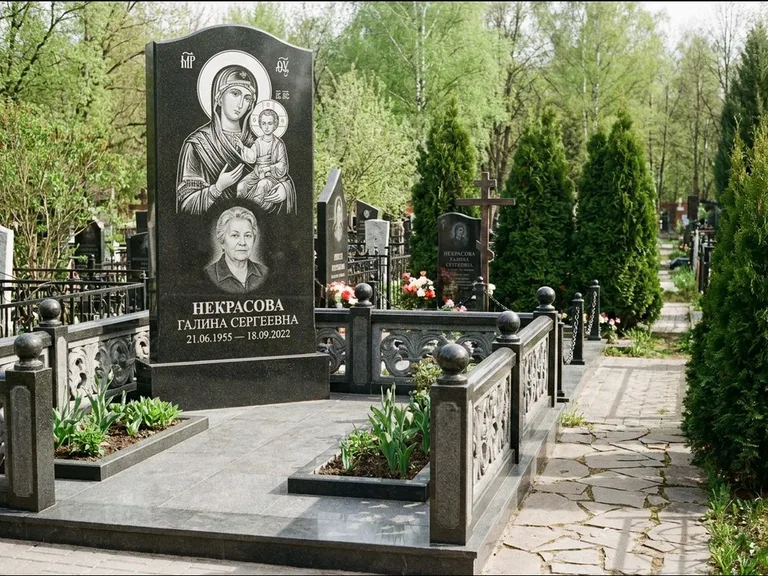 Памятник с гравировкой иконы: полукруглая стела с купольным навершием — Архангел Михаил на стеле, заснеженный зимний участок, работа «Гущин» в Пензе