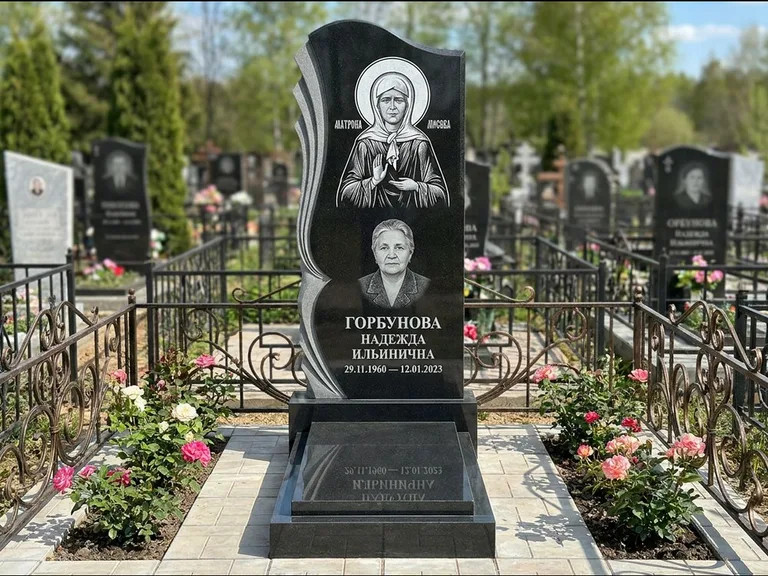 Памятник с гравировкой иконы — икона в резном киоте, работа «Одинцов» в Пензе