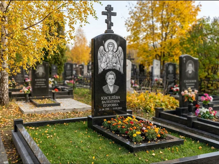 Памятник с гравировкой иконы — образ в полный рост на обороте стелы, работа «Гущин» в Пензе