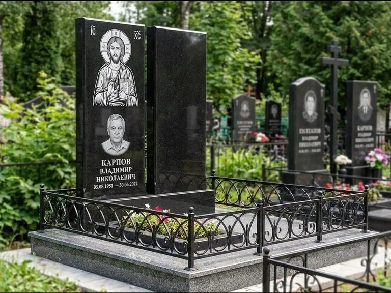 Памятник с гравировкой иконы — Казанская икона Божией Матери на стеле, работа «Богданова» в Пензе
