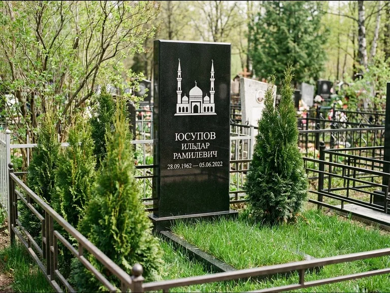 Мусульманский памятник с гравировкой мечети — силуэт мечети с двумя минаретами над именем, работа «Юсупов» в Пензе