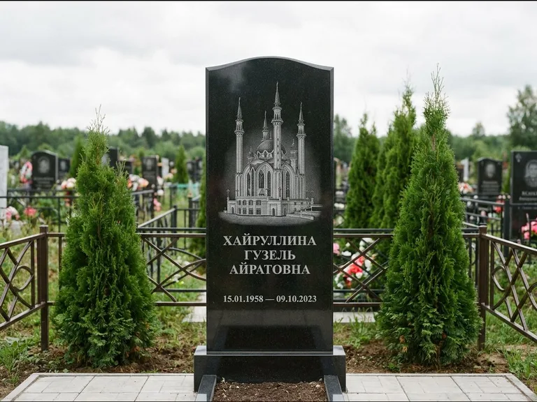 Мусульманский памятник с гравировкой мечети — мечеть Кул-Шариф на обороте стелы, работа «Хайруллина» в Пензе