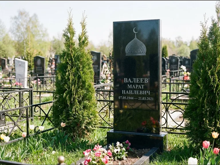 Мусульманский памятник с гравировкой мечети — купол с полумесяцем в верхней части, работа «Валеев» в Пензе