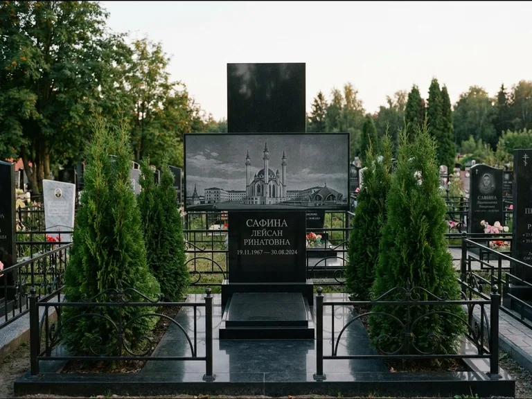 Мусульманский памятник с гравировкой мечети — панорама мечети во всю ширину стелы, работа «Сафина» в Пензе