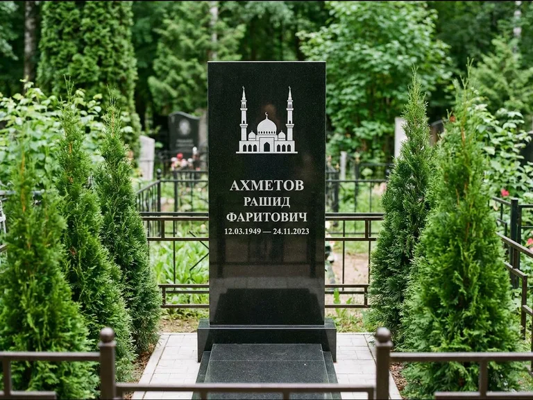 Мусульманский памятник с гравировкой мечети — силуэт мечети с двумя минаретами над именем, работа «Ахметов» в Пензе