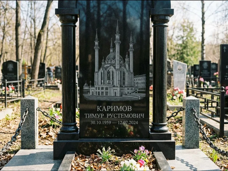 Мусульманский памятник с гравировкой мечети: стела с колоннами-минаретами по бокам — детализированная гравировка мечети Кул-Шариф, гранитные столбики с провисающей цепью, работа «Каримов» в Пензе