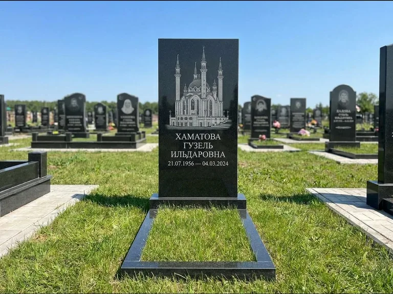 Мусульманский памятник с гравировкой мечети: небольшая скромная одиночная стела — золочёная гравировка мечети, аккуратный участок с газоном, работа «Нигматуллина» в Пензе
