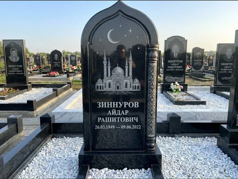 Мусульманский памятник с гравировкой мечети: стела с михраб-верхом и резной боковой колонной — детализированная гравировка мечети Кул-Шариф, белая мраморная крошка, работа «Ахметов» в Пензе