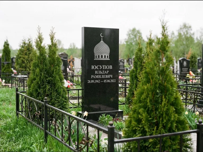 Мусульманский памятник с гравировкой мечети — купол с полумесяцем в верхней части, работа «Юсупов» в Пензе