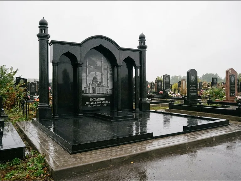 Мусульманский памятник с гравировкой мечети: семейный мемориал с колоннами-минаретами и аркой — золочёная гравировка мечети, большая мощёная площадка, работа «Абдуллаева» в Пензе