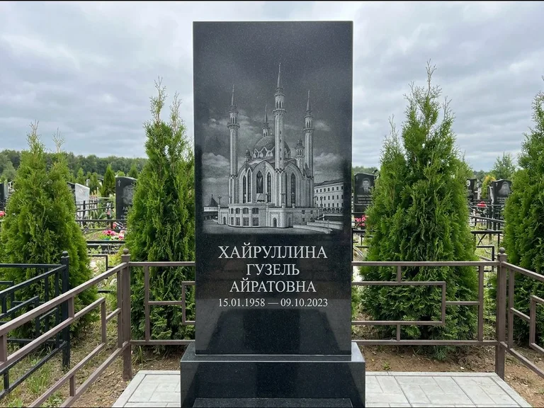 Мусульманский памятник с гравировкой мечети — панорама мечети во всю ширину стелы, работа «Хайруллина» в Пензе
