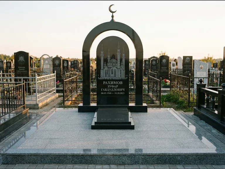 Мусульманский памятник с гравировкой мечети: монументальная стела-арка с полумесяцем на вершине — детализированная гравировка мечети Кул-Шариф, мощёная гранитная площадка с бордюром, работа «Юсупов» в Пензе