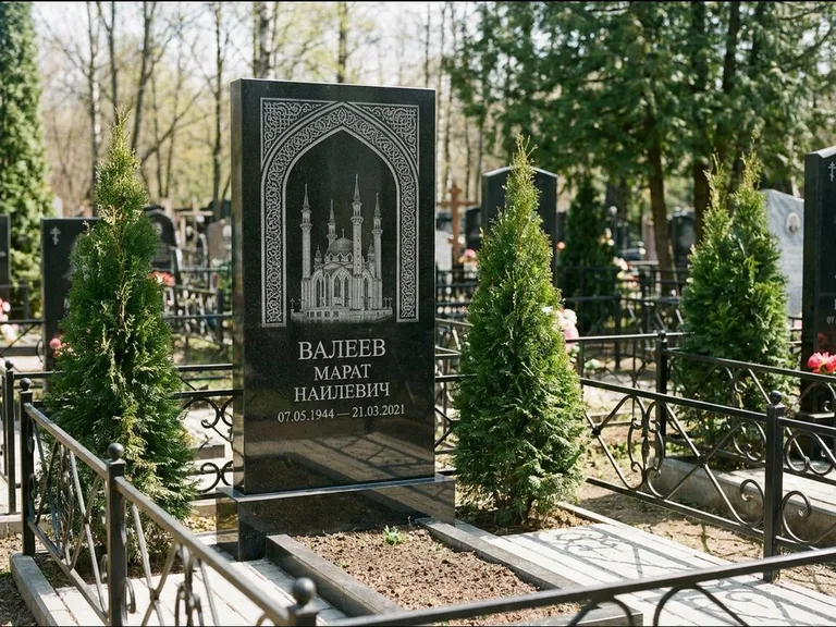 Мусульманский памятник с гравировкой мечети — мечеть в восточной арке с орнаментом, работа «Валеев» в Пензе