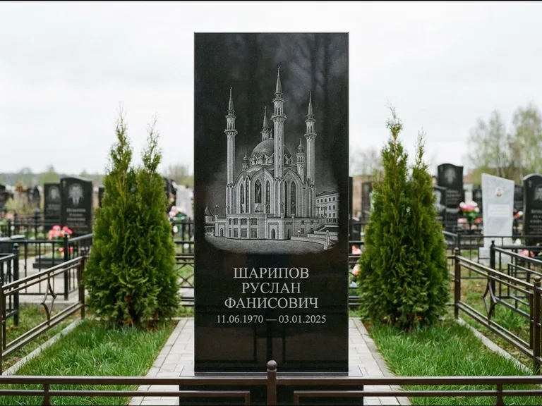 Мусульманский памятник с гравировкой мечети — мечеть Кул-Шариф на обороте стелы, работа «Шарипов» в Пензе