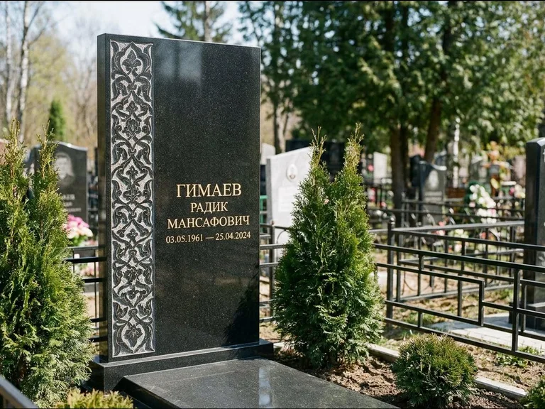Мусульманский памятник — колонна ислими по краю стелы, работа «Гимаев» в Пензе