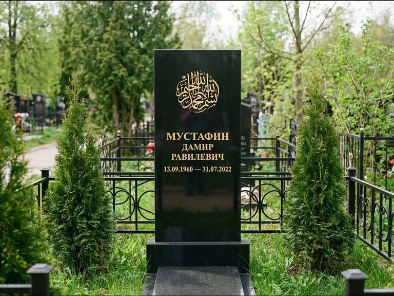 Мусульманский памятник — шахада в верхней части стелы, работа «Мустафин» в Пензе