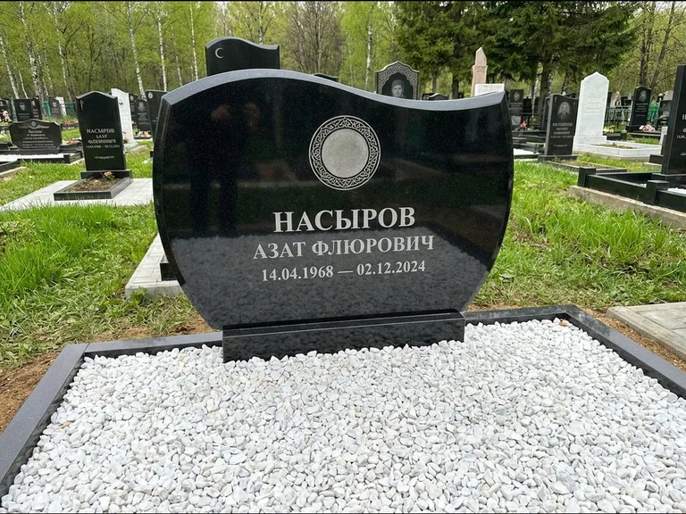 Мусульманский памятник: стела с волнообразным скошенным верхом — гравировка мечети под полумесяцем и звёздами, белая мраморная крошка с бордюром, работа «Насыров» в Пензе