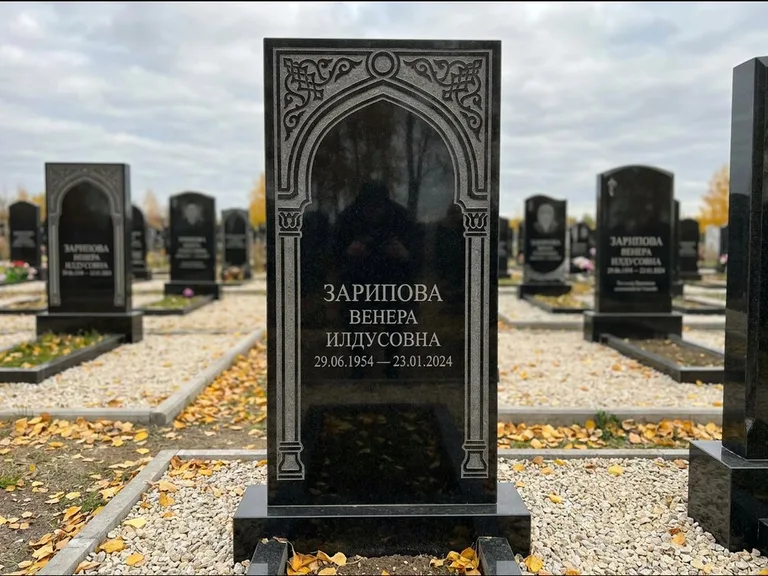 Мусульманский памятник: фигурная стела с михраб-нишей — гравировка мечети в михраб-арке с орнаментом, светлая гравийная отсыпка, работа «Зарипова» в Пензе