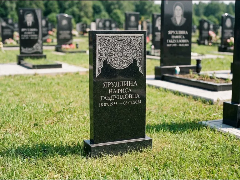 Мусульманский памятник: небольшая скромная невысокая стела — золочёная гравировка мечети, аккуратный участок с газоном, работа «Фахрутдинова» в Пензе
