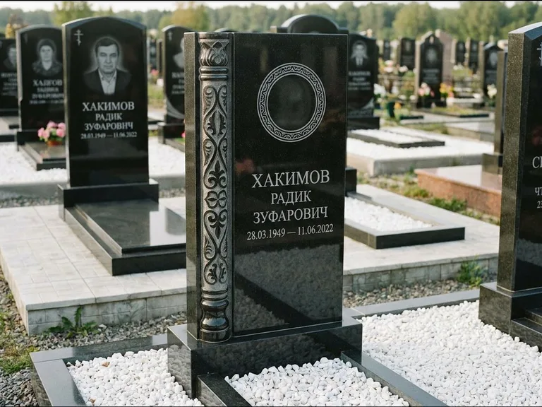 Мусульманский памятник: стела с боковой резной орнаментальной колонной — детализированная гравировка мечети Кул-Шариф, белая мраморная крошка, работа «Хабибуллин» в Пензе