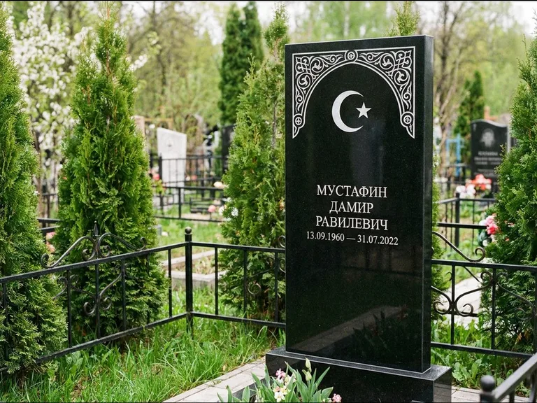 Мусульманский памятник — полумесяц со звездой и орнамент-бордюр, работа «Мустафин» в Пензе