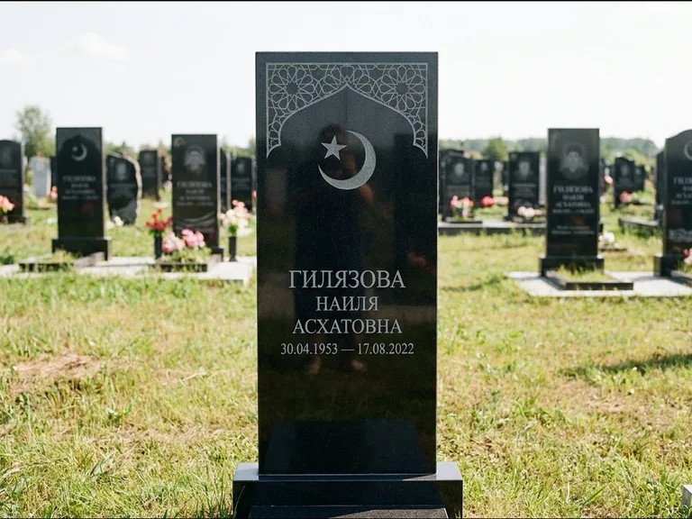 Мусульманский памятник: узкая вертикальная стела-пилон с полумесяцем — гравировка мечети в михраб-арке с орнаментом, открытая лужайка без ограды, работа «Ибрагимова» в Пензе