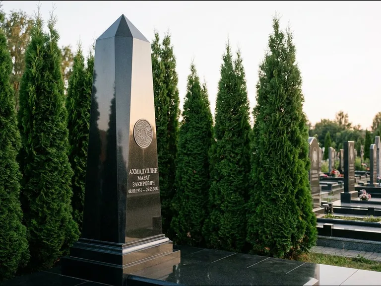 Мусульманский памятник: восьмигранный обелиск с шатровым навершием — гравировка купола мечети с полумесяцем, полукруг высоких туй, работа «Насыров» в Пензе