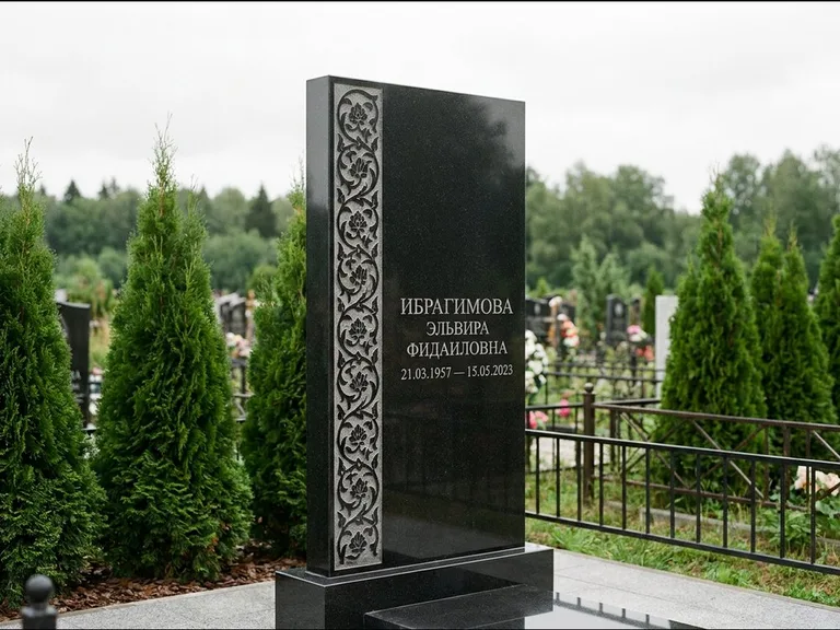 Мусульманский памятник — колонна ислими по краю стелы, работа «Ибрагимова» в Пензе