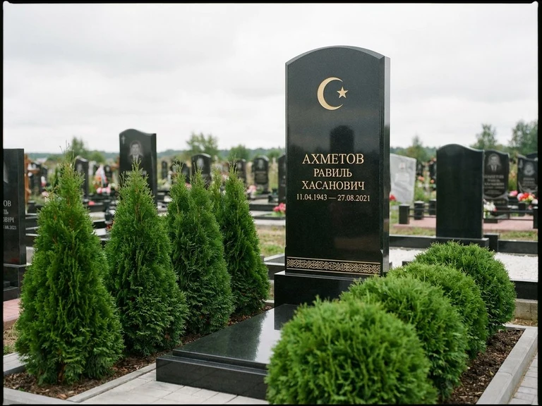 Гравировка полумесяца на памятник в Пензе — памятник из чёрного гранита с гравировкой
