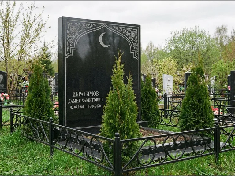 Памятник с гравировкой полумесяца — гравировка полумесяца в восточной арке с орнаментом, работа «Ибрагимов» в Пензе