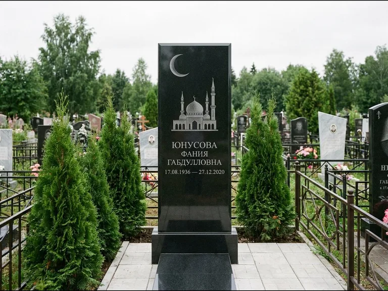 Памятник с гравировкой полумесяца — гравировка полумесяца над силуэтом мечети, работа «Юнусова» в Пензе