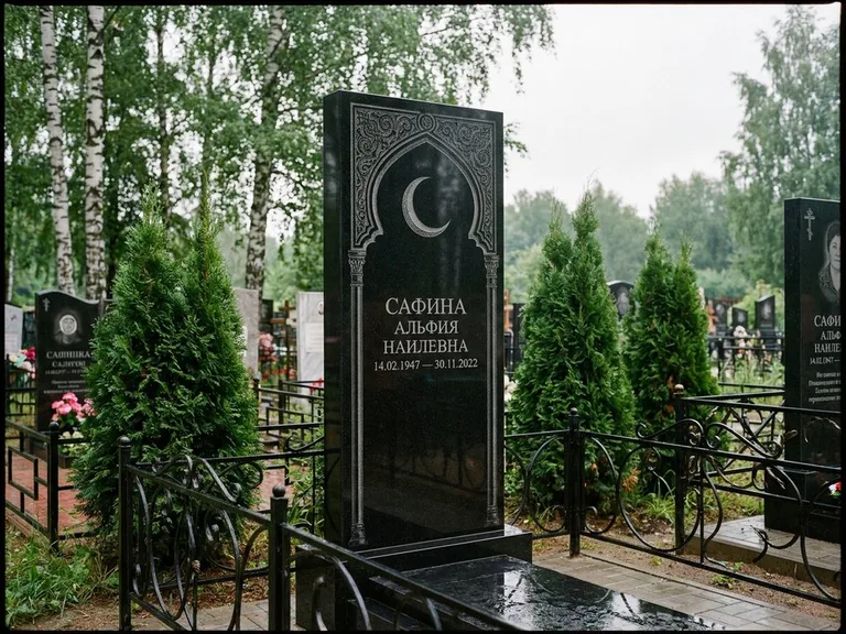 Памятник с гравировкой полумесяца — гравировка полумесяца в восточной арке с орнаментом, работа «Сафина» в Пензе