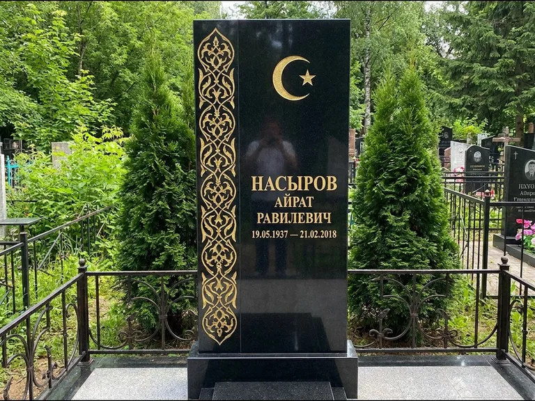 Памятник с гравировкой полумесяца — золочёный полумесяц и колонна растительного орнамента-ислими, работа «Насыров» в Пензе