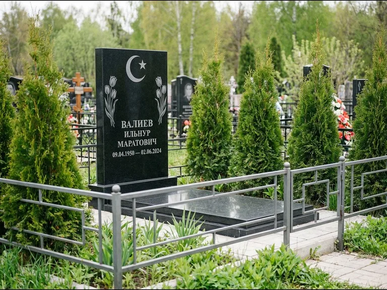 Памятник с гравировкой полумесяца — гравировка полумесяца со звездой и тюльпанами по бокам, работа «Валиев» в Пензе