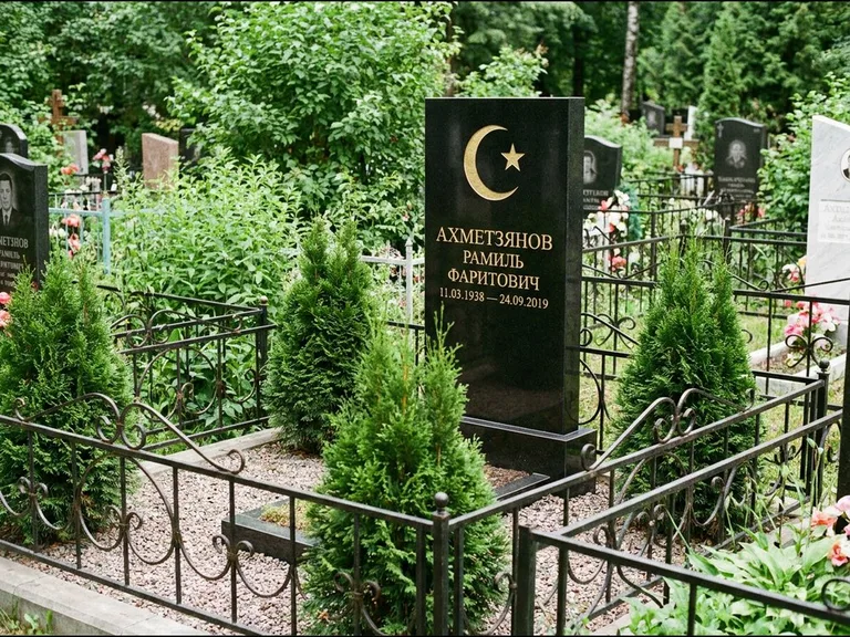 Памятник с гравировкой полумесяца — золочёная гравировка полумесяца со звездой в верхней части с, работа «Ахметзянов» в Пензе
